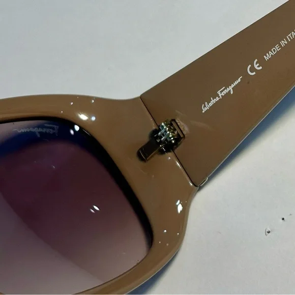 Salvatore Ferragamo Women display picture 3